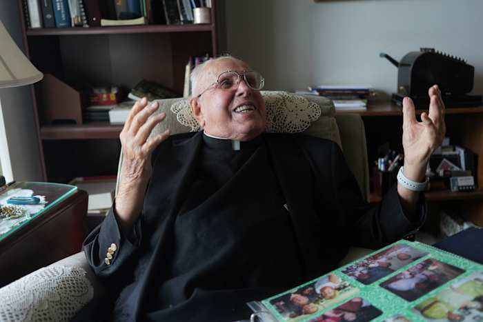 Op 100 bakt deze globetrotting katholieke priester nog steeds taarten, geniet van opera en voert dagelijkse massa uit