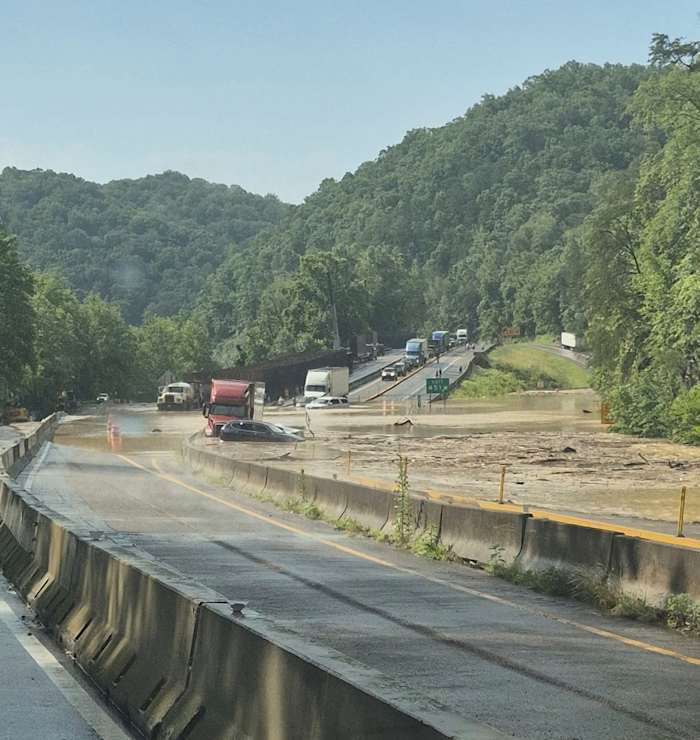Overstromingen en rotsglaasjes sluiten zwaar beschadigd I-40-sectie in Smoky Mountains