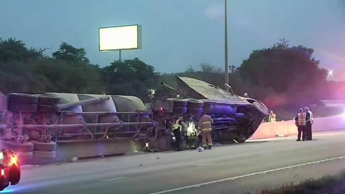 Overwarde Cement Truck Sluit een deel van Wurzbach Parkway in beide richtingen aan de noordkant