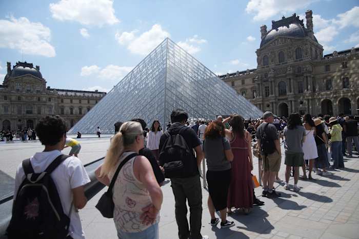 Overweldigd en onderbezet, sluit het Louvre zijn deuren - een waarschuwingssign