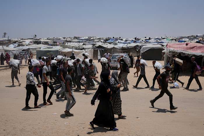 Palestijnen zeggen dat Israëlische vuur 5 in de buurt van hulplocaties doodt. Israël zegt dat het waarschuwingsschoten heeft afgevuurd