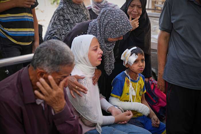 Palestijnse gezondheidsautoriteiten zeggen dat Israël 25 doodt om op de hulp te wachten, omdat de doodstol van het oorlogsduur meer dan 56.000