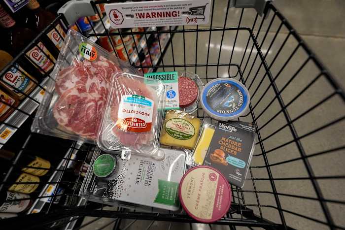 Pinda's of amandelen? Rijst of gierst? Planetvriendelijke keuzes voor boodschappen gaan verder dan het snijden van vlees