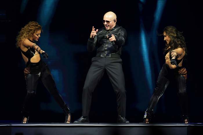 Pitbull is een fan van zijn fans. Hij zegt dat het zijn taak is om ze zich goed te laten voelen