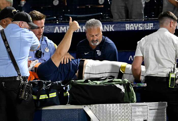 Rays Pitcher liep van het veld uit en werd naar het ziekenhuis gebracht nadat de foutbal in dugout hem in het gezicht raakt