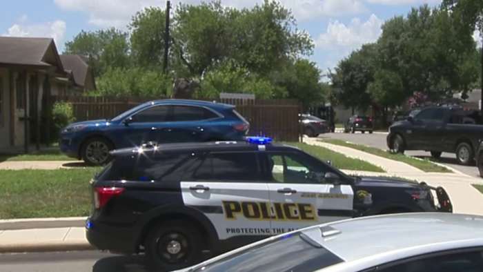 SAPD SWAT -team omringt West Side Home op zoek naar inbraakverdachten