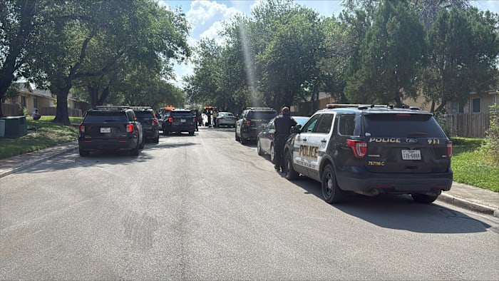 SAPD -officier lijdt lichte verwondingen na een woordenwisseling met verdachte over auto -slepen