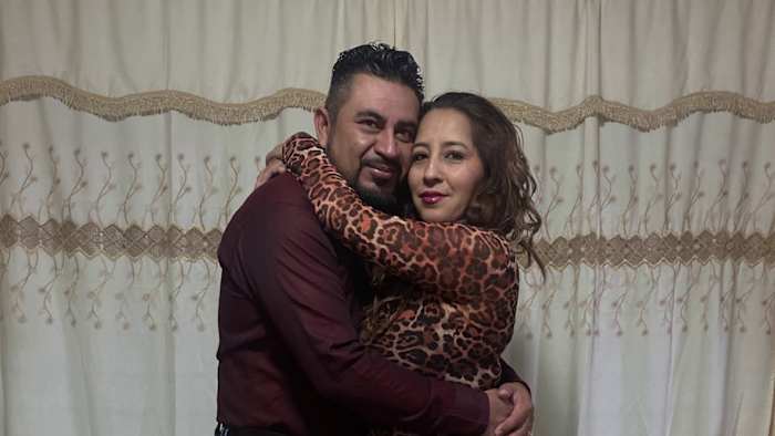 San Antonio Woman woont Anti-Ice Workshop bij in de hoop juridisch te herenigen met haar gedeporteerde echtgenoot