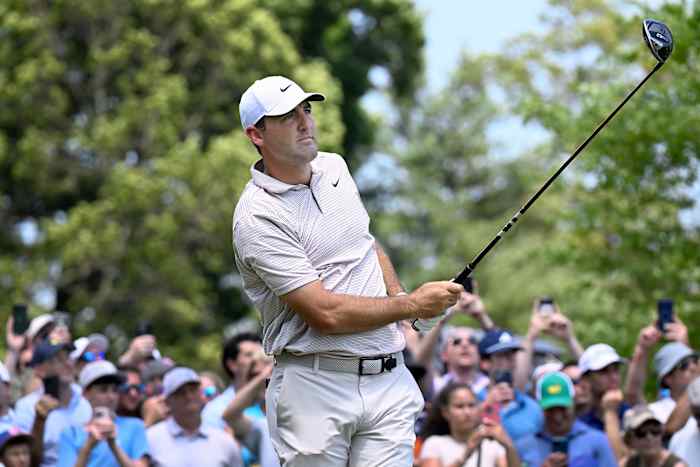 Scheffler slaat een perfect schot en veel geweldige voor een 62 om lead te delen bij reizigers