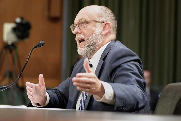 Senatoren daagt Trump's voorgestelde bezuinigingen op buitenlandse hulp en openbare media uit in omstreden hoorzitting