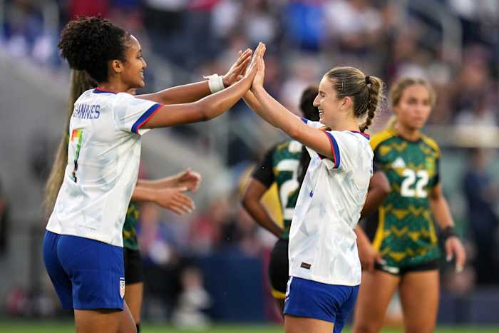 Sentnor en Biyendolo score 2 elk en Amerikaanse vrouwen verslaan Jamaica met 4-0
