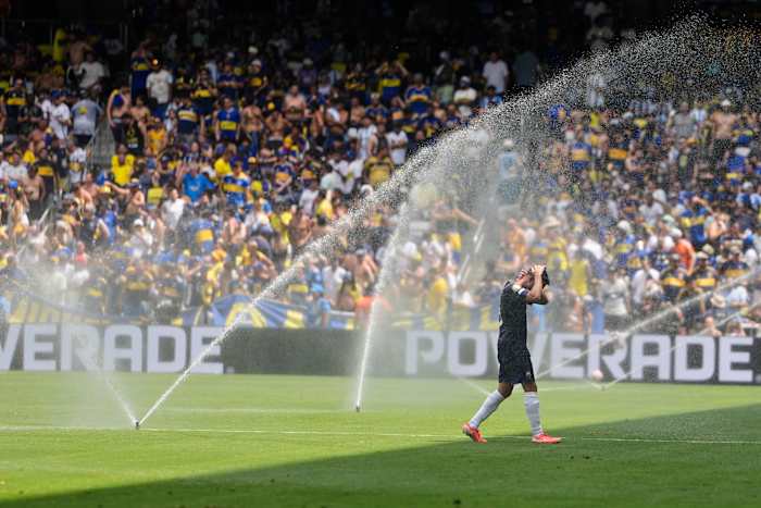 Spelers en fans op de Club Wereldbeker omgaan met hoge temperaturen als een hittegolf ons raakt