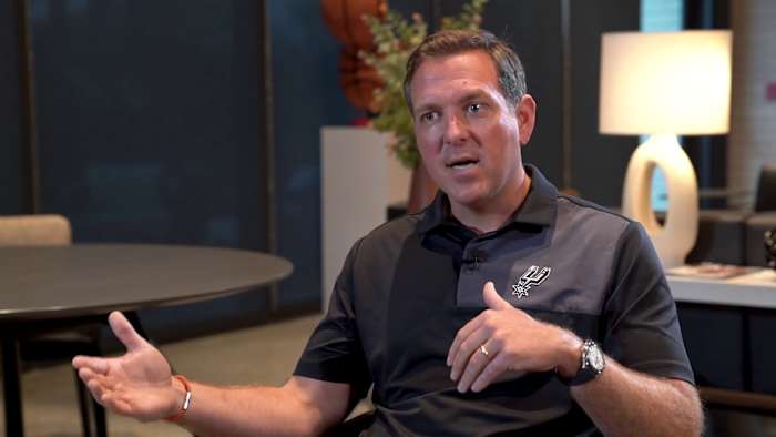 Spurs gouverneur Peter J. Holt op de coachinginvloed van Gregg Popovich en toekomst met Mitch Johnson