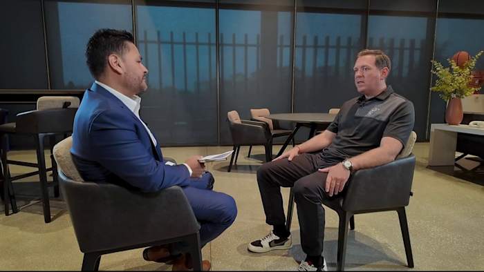 Spurs 'managing partner Peter J. Holt bespreekt de nieuwe arena in de binnenstad tijdens interview met KSAT