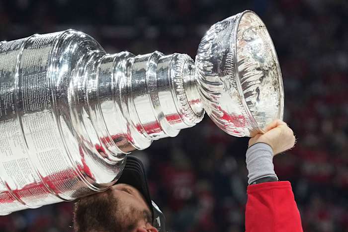 Stanley Cup beschadigd terwijl de Florida Panthers een tweede opeenvolgende kampioenschap vieren