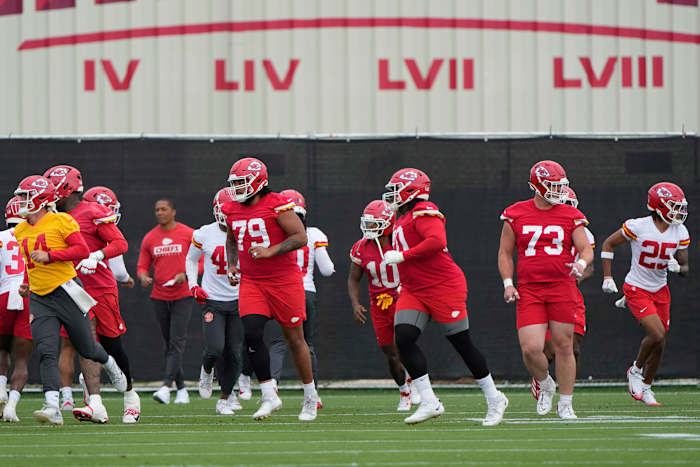 Strak einde Travis Kelce, franchisedwachter Trey Smith gaat naar Chiefs Minicamp