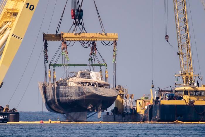 Sunken Bayesian Superyacht opgetild van wateren van Sicilië terwijl de redding is voltooid