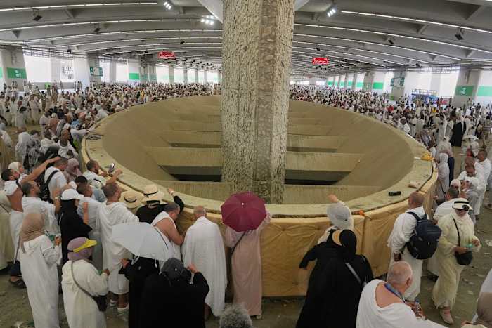 Symboliek en glimlachen tijdens het stenigen van het duivelse ritueel in de Hajj
