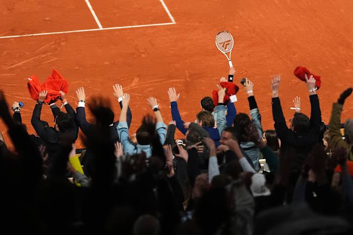 Tegenstanders van Franse spelers bij de French Open deal met beledigingen en gefluit en, ja, zelfs gom