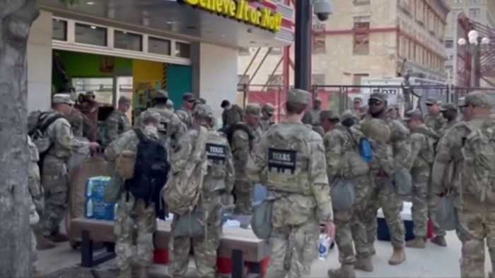 Texas National Guard, Texas Freedom Force arriveert in Alamo Plaza te midden van 'No Kings' -demonstraties tegen president Trump