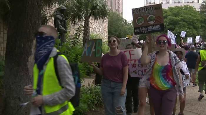 Tientallen sloten zich aan bij Mujeres Marcharan Coalition Rally in het centrum van San Antonio