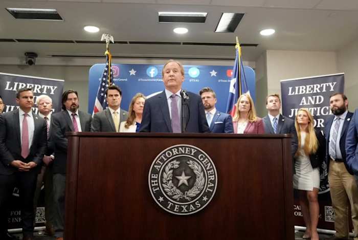 Top Paxton plaatsvervangend beschuldigd van het knoeien met getuige tijdens het beschuldigen