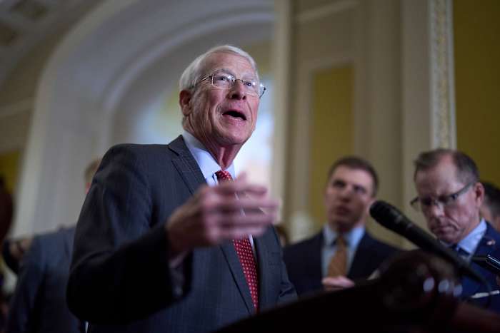 Trump ontsteekt het debat over presidentiële autoriteit met Iran Strikes en wint lof van Republikeinen