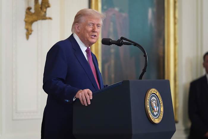 Trump-tekens meten het blokkeren van het verbod van Californië op nieuwe verkoop van auto's met gas aangedreven