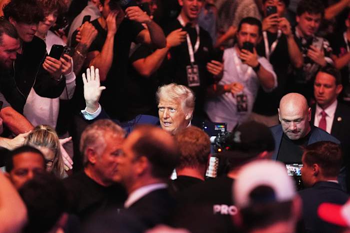 Trump woont het UFC -kampioenschapsgevecht in New Jersey bij en neemt een pauze van Musk Feud voor kooigevechten