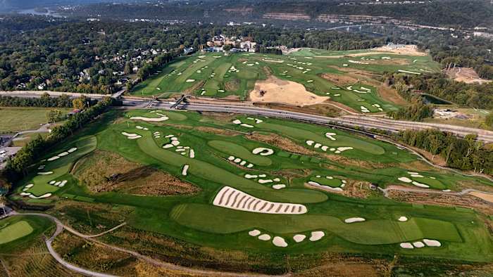 US Open '25: Oakmont's Par-3 8th Hole vereist het verwijderen van een hoofdbedekking