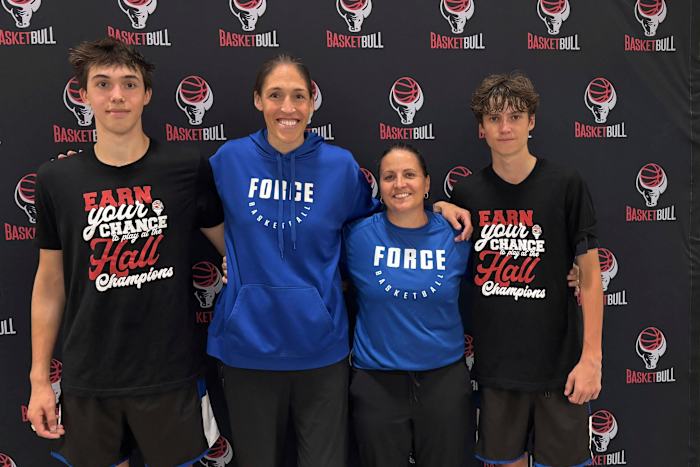 Uconn Greats Rebecca Lobo en Jen Rizzotti herenigen zich om het AAU -team te coachen met hun zonen erop