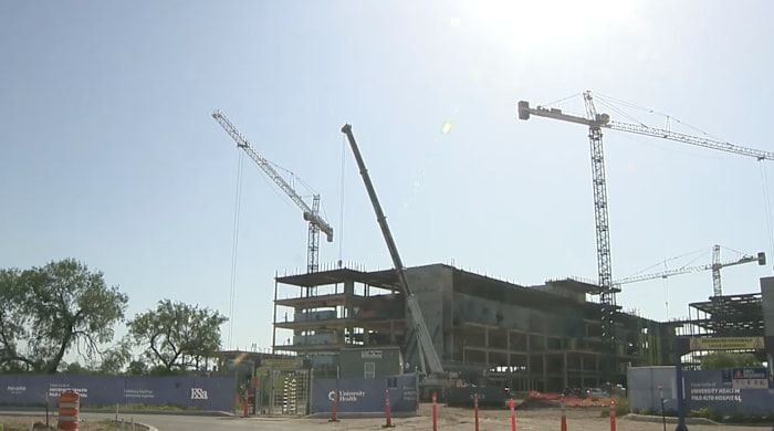 University Health, Bexar County Leaders houden bundels ondertekening voor gepland South Side Hospital