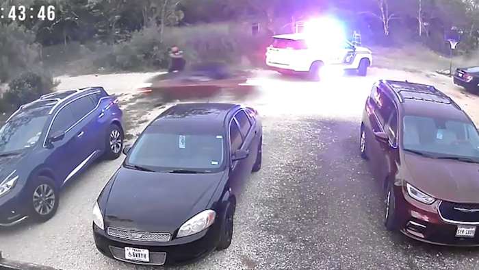 Video toont Bexar County plaatsvervangend schieten op verdachte in het vermeende gestolen voertuig tijdens een achtervolging