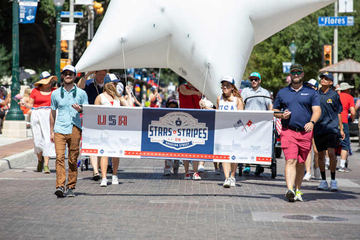 Vierde juli Parade keert terug naar het centrum van San Antonio voor Stars & Stripes op Houston Street
