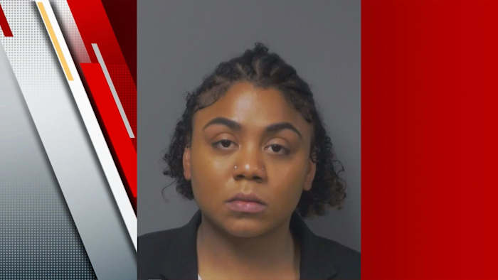 Vrouw gearresteerd nadat tiener valt van vrachtwagens en sterft in East Side Sports Complex, zegt Affidavit