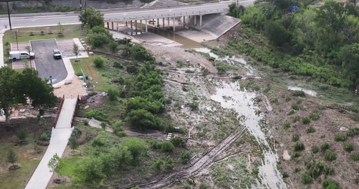 Wat we weten over de verwoestende overstromingen van San Antonio die 13 mensen hebben gedood