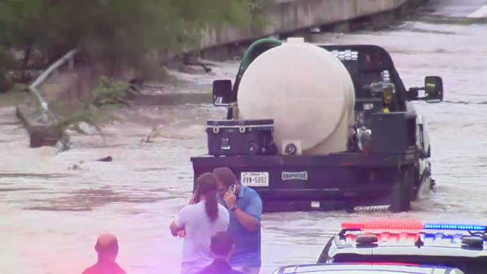 'We zijn net vastgelopen': 2 Dallas -mannen verliezen werkwagen in het zuidoosten van hoge water