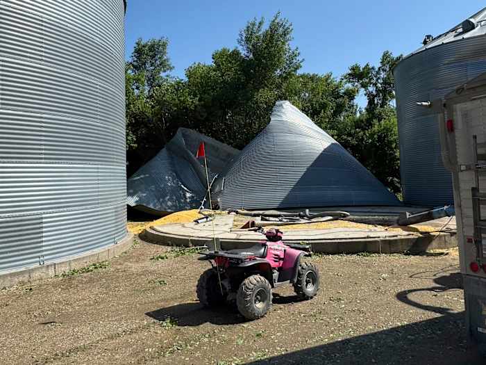 Weekend Tornado's Kill 6 in North Dakota en New York, gooi bomen en treinwagons