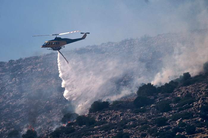 Wildvuur vraagt ​​evacuaties in de buurt van Athene als de eerste hittegolf van de zomer Griekenland raakt