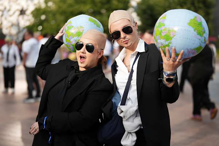 Witte shirts. Zwarte stropdassen. Bald Caps. Pitbull's fans feesten als klonen wereldwijd