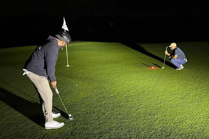 Zaklampen en gloeiende golfballen. Hoe een NY -man 35 uur speelde in zoektocht naar wereldrecord