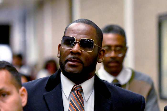 Zanger R. Kelly beweert mishandeling na ziekenhuisopname en 'moordplot' van gevangenis