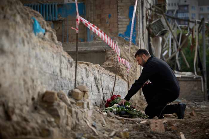 Zelenskyy roept op tot meer druk op Rusland na dodelijke Kyiv Missile Strike