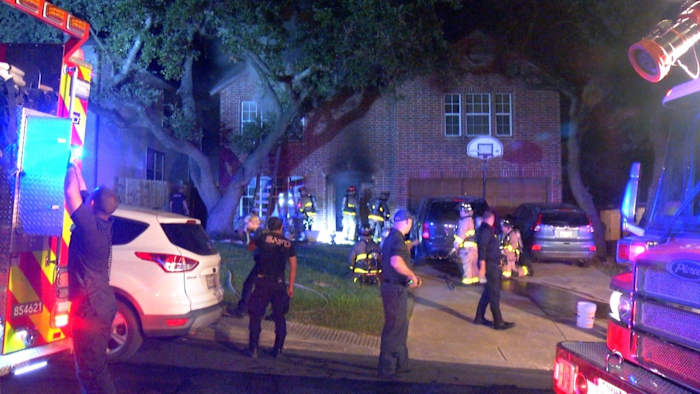 2 ontheemd na North Side House Fire, zegt Safd