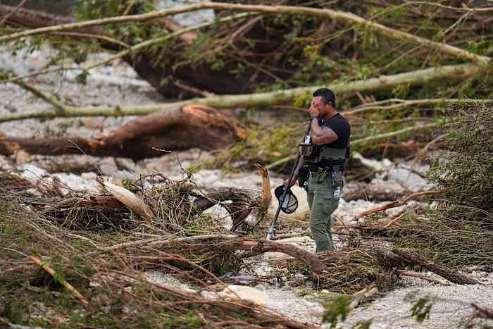 3 mensen ontbreken nog steeds in dodelijke overstromingen op 4 juli in Texas County, tegen bijna 100