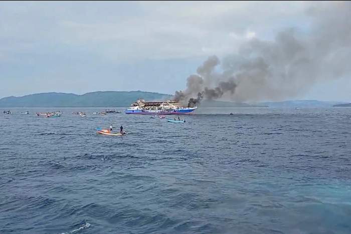 568 mensen overleefden nadat een Indonesische passagiersveerboot op zee was in brand gestoken, waarbij 3 werd gedood