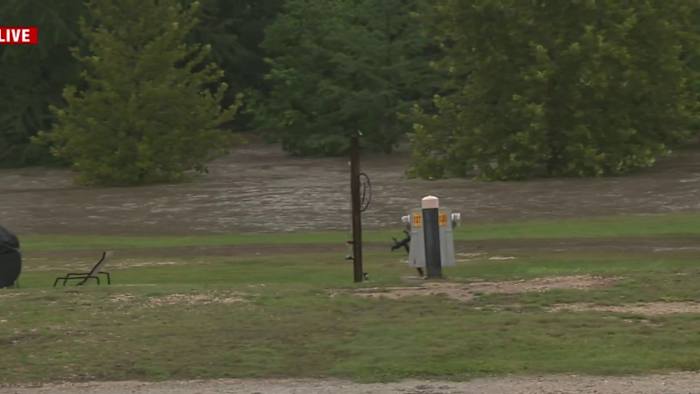 Afgevaardigden gingen van deur tot deur om bewoners uit RV Park te evacueren vanwege de stijgende Medina River