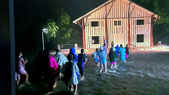 Alleen meisjeskamp langs Guadalupe River in Kerr County evacueerden 's nachts