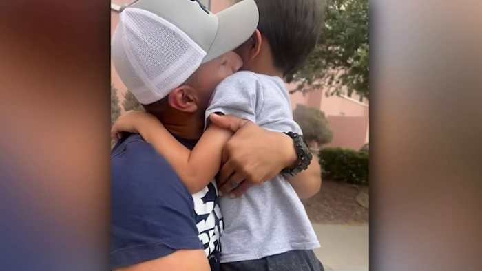 'Alles is net van me afgenomen': vader herenigt met familie na immigratieproblemen