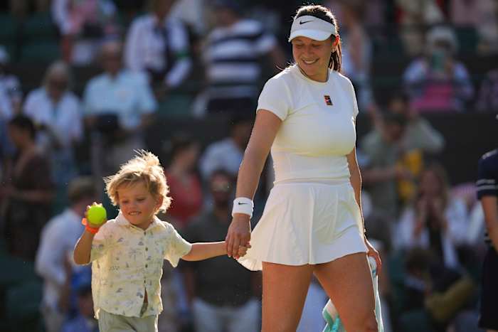 Amanda Anisimova viert met haar neef, Jackson, na het bereiken van de halve finales van Wimbledon